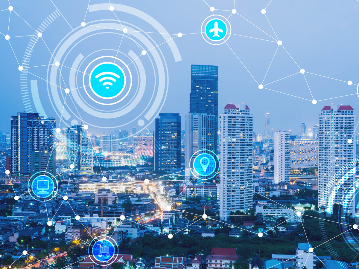An illustration of Wi-Fi solutions that enable the benefits of IoT in smart cities.